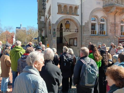 Über 100 WunstorferInnen verfolgten die Verlegung der 2. Runde Stolpersteine in Wunstorf