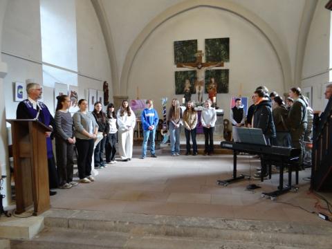 Die KonfirmandInnen beim Abschlusssegen